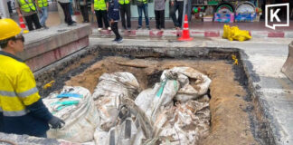 Road collapse closes two lanes near Mega Plaza bridge in Bangkok Road collapse closes two lanes near Mega Plaza bridge in Bangkok