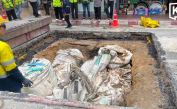 Road collapse closes two lanes near Mega Plaza bridge in Bangkok Road collapse closes two lanes near Mega Plaza bridge in Bangkok