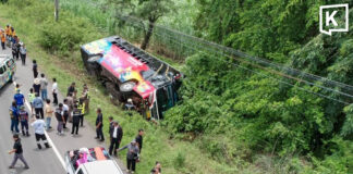School bus overturns in Surin, 57 students and teachers hurt School bus overturns in Surin, 57 students and teachers hurt