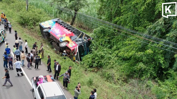 School bus overturns in Surin, 57 students and teachers hurt