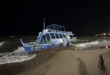 Tourist boat wrecked after waves smash it onto Pattaya beach Tourist boat wrecked after waves smash it onto Pattaya beach