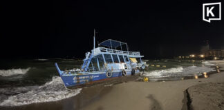 Tourist boat wrecked after waves smash it onto Pattaya beach Tourist boat wrecked after waves smash it onto Pattaya beach