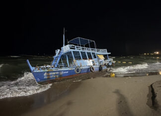 Tourist boat wrecked after waves smash it onto Pattaya beach Tourist boat wrecked after waves smash it onto Pattaya beach