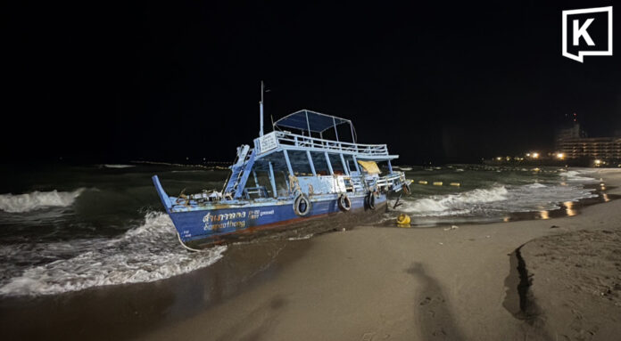 Tourist boat wrecked after waves smash it onto Pattaya beach Tourist boat wrecked after waves smash it onto Pattaya beach
