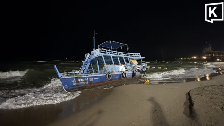 Tourist boat wrecked after waves smash it onto Pattaya beach