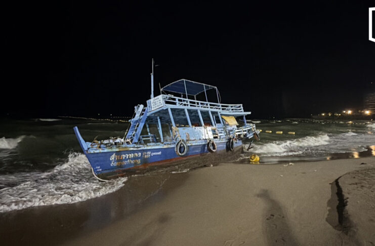 Tourist boat wrecked after waves smash it onto Pattaya beach Tourist boat wrecked after waves smash it onto Pattaya beach
