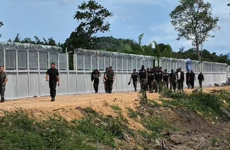 Thai military hosts ASEAN observers at border fence project