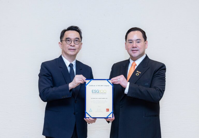 นายธนวัฒน์ ตรีวิศวเวทย์ รับ ESG100 Certificate จาก ดร.พ 0 1