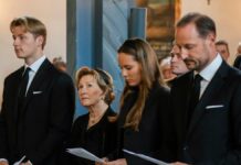 Norwegians line up at churches for emotional memorials remembering the late King Harald V