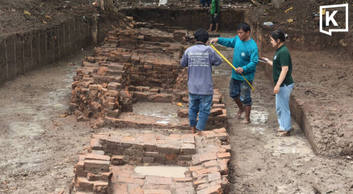 Archaeologists uncover ancient layers beneath Korat city wall Archaeologists uncover ancient layers beneath Korat city wall