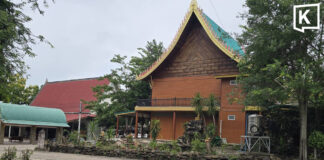 Buriram monks brawl after argument over temple pickup truck Buriram monks brawl after argument over temple pickup truck