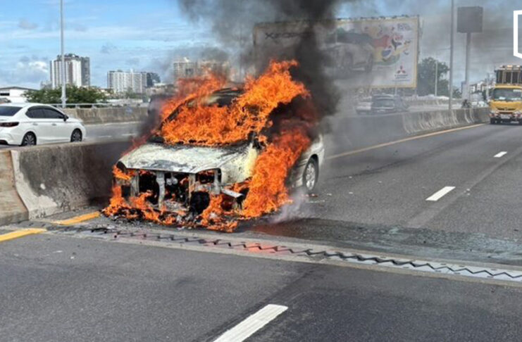 Car bursts into flames on Si Rat Expressway in Bangkok Car bursts into flames on Si Rat Expressway in Bangkok