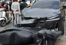 Electric car crashes into 9 motorcycles, killing one in Bang Phli Electric car crashes into 9 motorcycles, killing one in Bang Phli