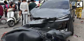 Electric car crashes into 9 motorcycles, killing one in Bang Phli Electric car crashes into 9 motorcycles, killing one in Bang Phli