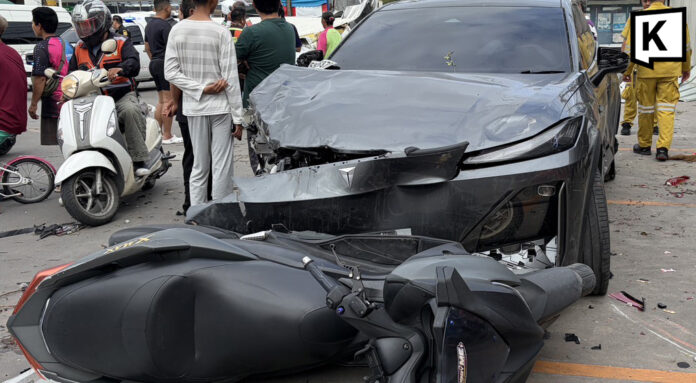 Electric car crashes into 9 motorcycles, killing one in Bang Phli Electric car crashes into 9 motorcycles, killing one in Bang Phli