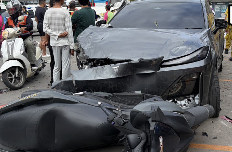Electric car crashes into 9 motorcycles, killing one in Bang Phli Electric car crashes into 9 motorcycles, killing one in Bang Phli