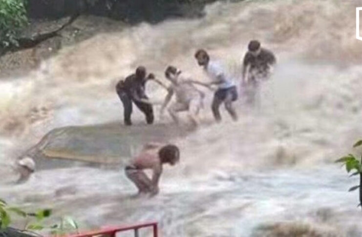 Flash flood hits Mae Sa waterfall, tourist swept downstream Flash flood hits Mae Sa waterfall, tourist swept downstream
