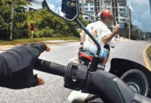 Foreigners flee traffic checkpoint, kick officer before arrest Foreigners flee Phuket checkpoint, kick officer before arrest