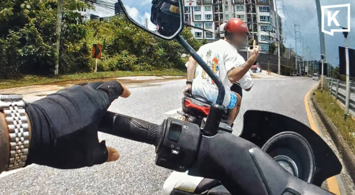 Foreigners flee Phuket checkpoint, kick officer before arrest Foreigners flee Phuket checkpoint, kick officer before arrest
