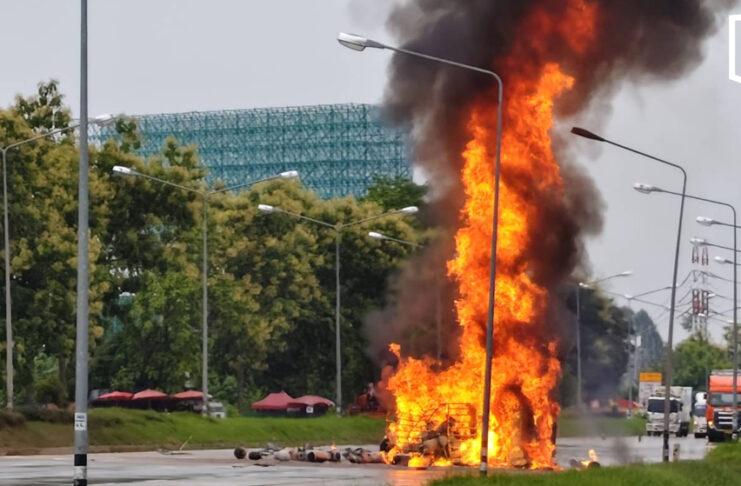 Gas truck crashes, catches fire and explodes in Chiang Mai Gas truck crashes, catches fire and explodes in Chiang Mai