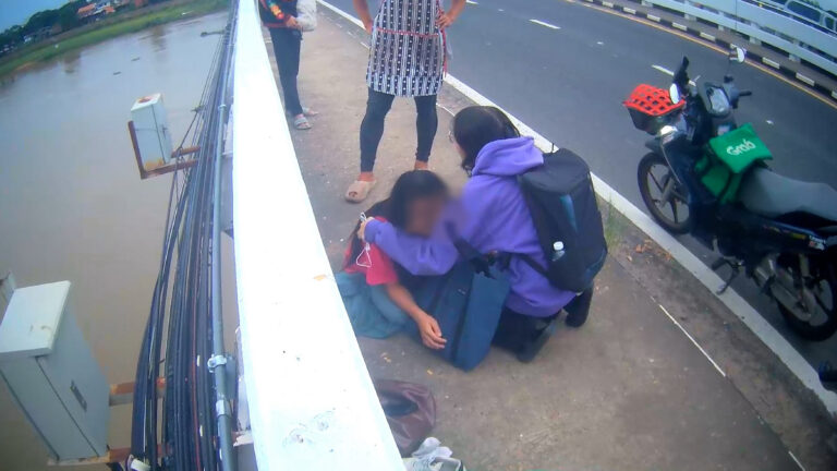 Grab rider makes a split second bridge rescue 2