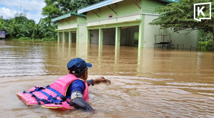 Mekong floods Thai-Lao market as water nears crisis level Mekong floods Thai-Lao market as water nears crisis level