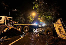Phayao truck crashes into roadside shelter amid heavy rain Phayao truck crashes into roadside shelter amid heavy rain