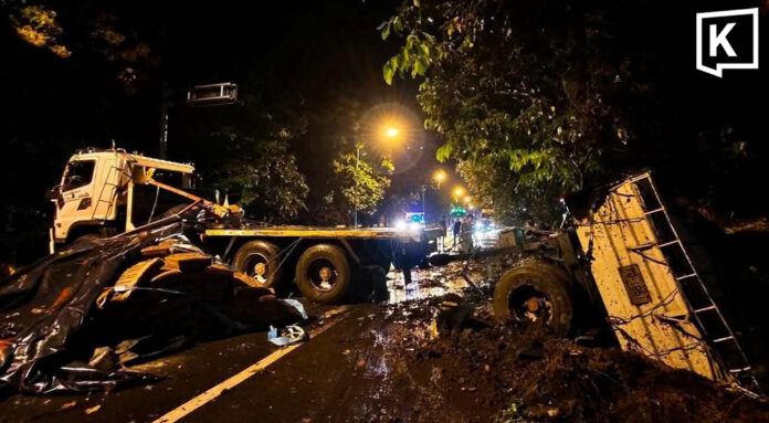 Phayao truck crashes into roadside shelter amid heavy rain Phayao truck crashes into roadside shelter amid heavy rain