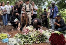 White flowers blanket murder scene as Chonburi holds final memorial for Russian siblings