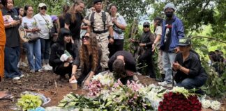 White flowers blanket murder scene as Chonburi holds final memorial for Russian siblings