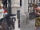Thai tourist’s graceful curtsy to King’s Guard goes viral with over 4 million views PAAAAA1BMVEWurq51dlI4AAAAAXRSTlMmkutdmwAAAA5JREFUKM9jGAWjYJABAAKUAAHoEAeuAAAAAElFTkSuQmCC