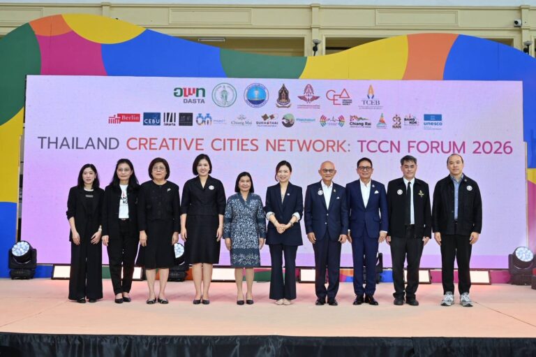 ผู้บริหารการจัดงานและภาคีเครือข่าวถ่ายภ