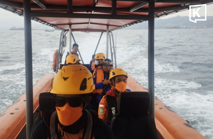 Eight missing after speedboat carrying journalists heads to erupting Anak Krakatau