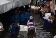 Bang Kapi still flooded as residents stock up, some sleep on skywalk