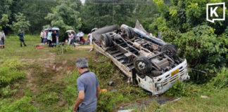 11 injured as worker transport truck overturns in Chonburi 11 injured as worker transport truck overturns in Chonburi
