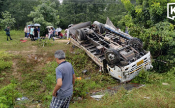 11 injured as worker transport truck overturns in Chonburi 11 injured as worker transport truck overturns in Chonburi