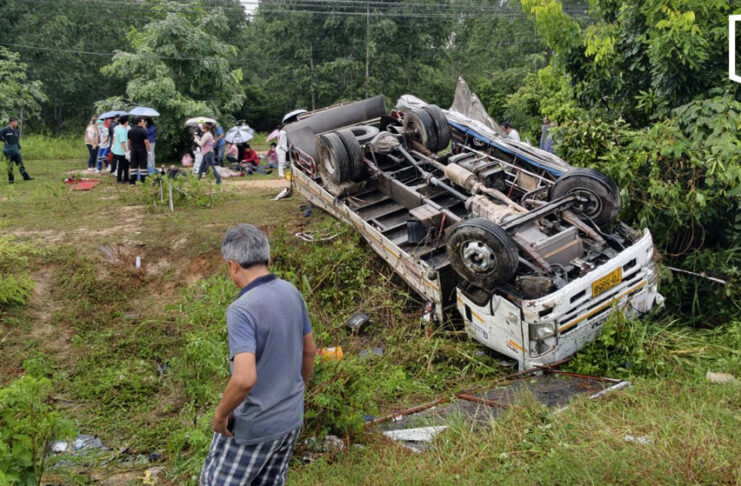 11 injured as worker transport truck overturns in Chonburi 11 injured as worker transport truck overturns in Chonburi