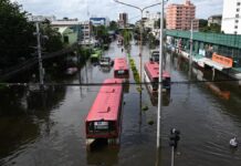 Bangkok floods affect 700,000 people as eight districts remain flooded