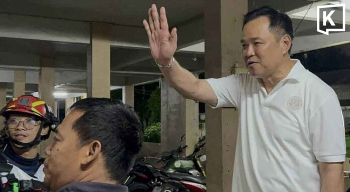 Anutin visits flooded Khlong Chan flats, delivers relief supplies Anutin visits flooded Khlong Chan flats, delivers relief supplies