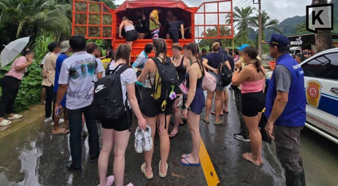 Flooding blocks Highway 401 as officials evacuate tourists Flooding blocks Highway 401 as officials evacuate tourists