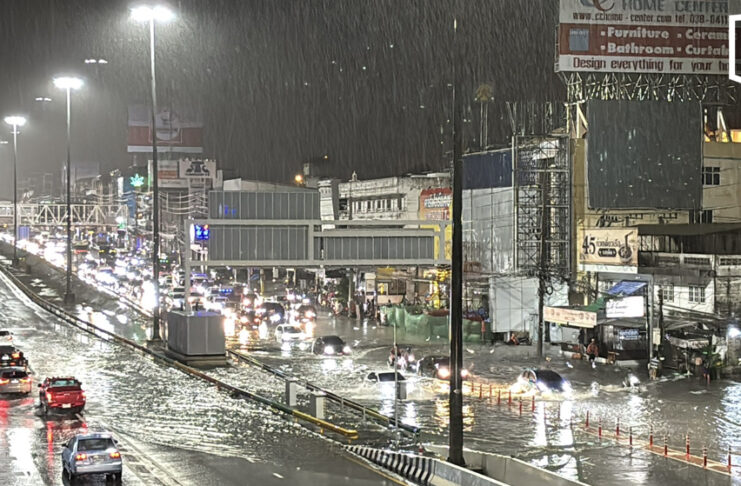 Heavy rain floods Pattaya streets, causing traffic chaos Heavy rain floods Pattaya streets, causing traffic chaos