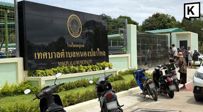Police officer shoots wife dead at Chonburi kindergarten Police officer shoots wife dead at Chonburi kindergarten