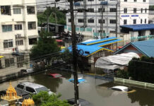 Urgent plea for help as Rom Klao housing area loses water and power Urgent plea for help as Rom Klao housing area loses water and power