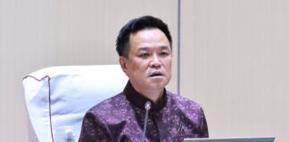 Thai PM apologises over floods, vows faster drainage and aid