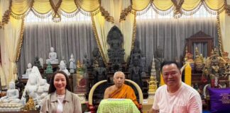 Anutin seeks blessings at Phitsanulok temple before UN General Assembly trip