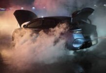 Smoke pours from EV car at Pathum Thani market Smoke pours from EV car at Pathum Thani market