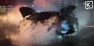 Smoke pours from EV car at Pathum Thani market Smoke pours from EV car at Pathum Thani market