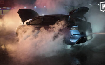 Smoke pours from EV car at Pathum Thani market Smoke pours from EV car at Pathum Thani market
