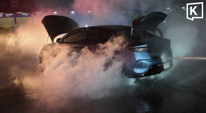 Smoke pours from BYD Seal at Pathum Thani market Smoke pours from EV car at Pathum Thani market