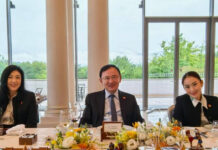 Thaksin, Yingluck and Paetongtarn share tech knowledge